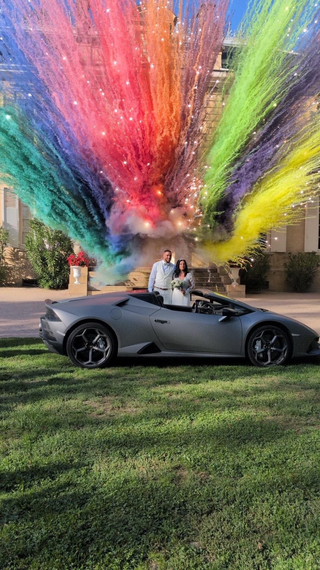 Feu d'artifice de jour avec fumées multicolores