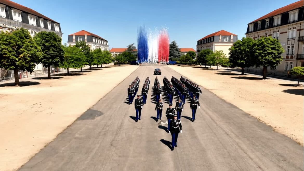 Défilé de cérémonie officielle avec fumées tricolores bleu blanc rouge en fond