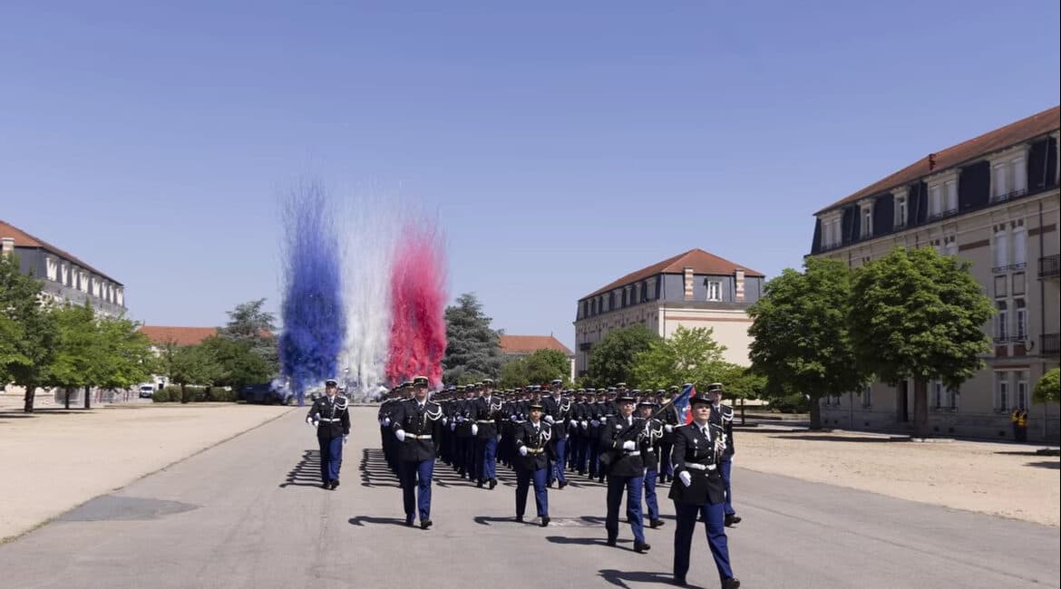 Fumées tricolores bleu blanc rouge derrière un défilé lors d'une cérémonie de gendarmerie