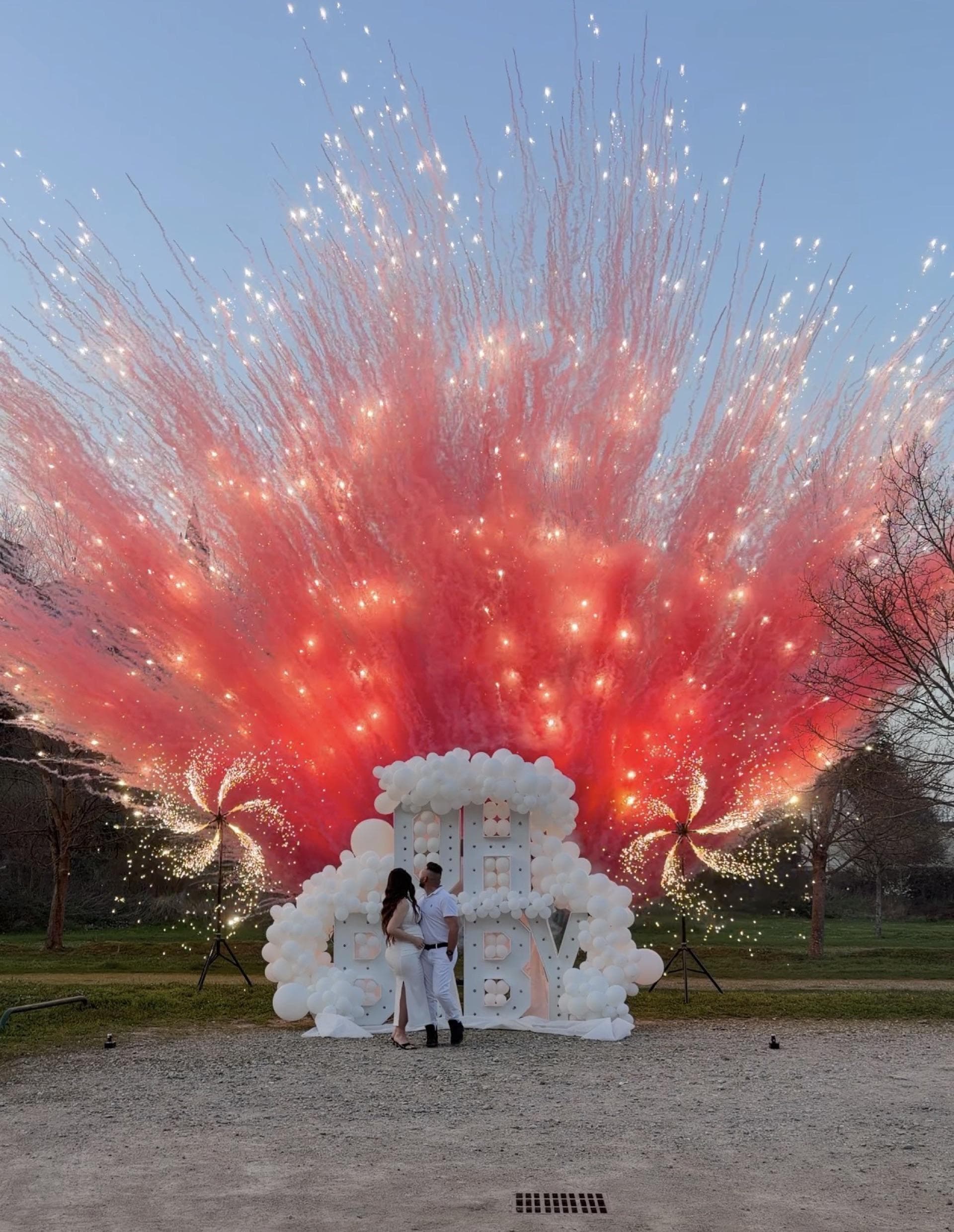 Gender reveal pyrotechnique avec fumées roses, roues d'étincelles et décoration ballons BABY