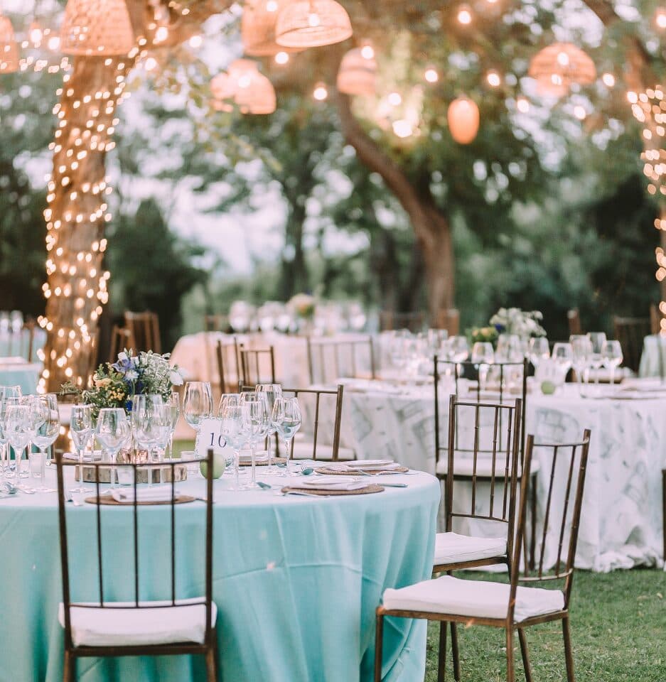 Décoration de mariage par Smart Moments — tables en extérieur
