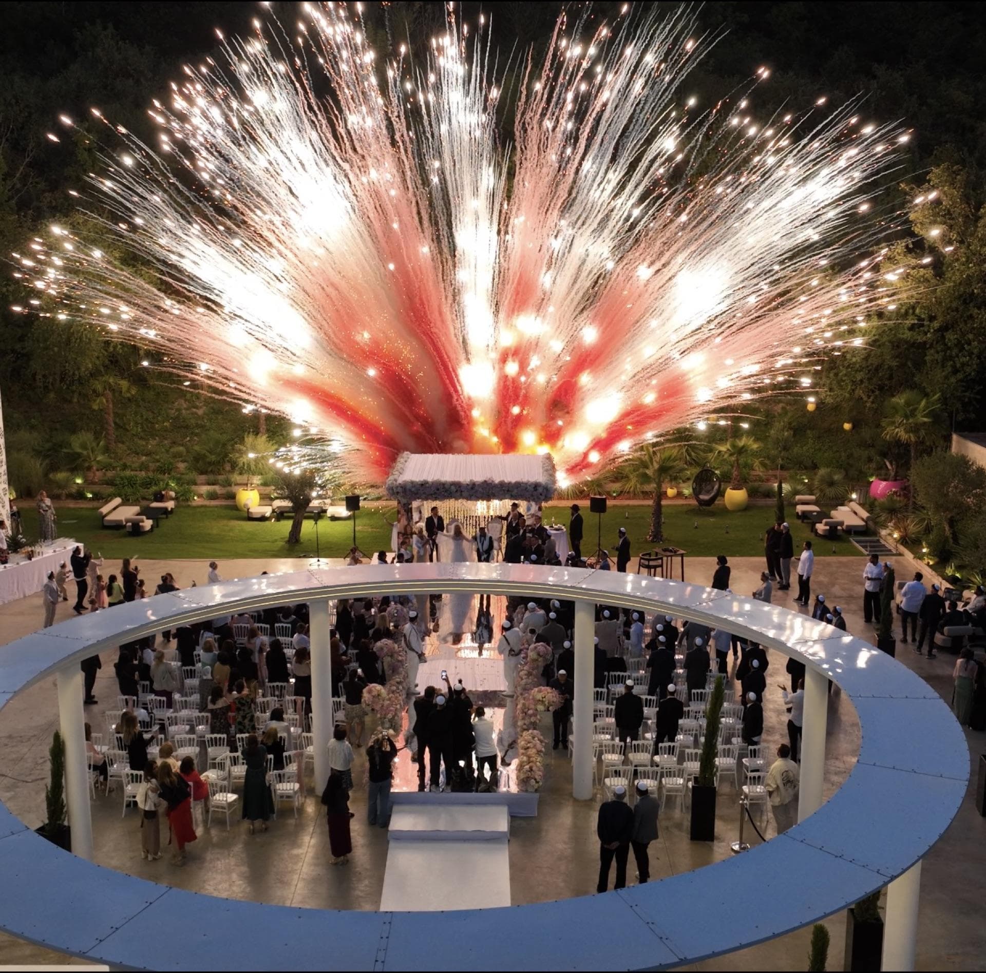 Vue aérienne d'un feu d'artifice lors d'une grande réception